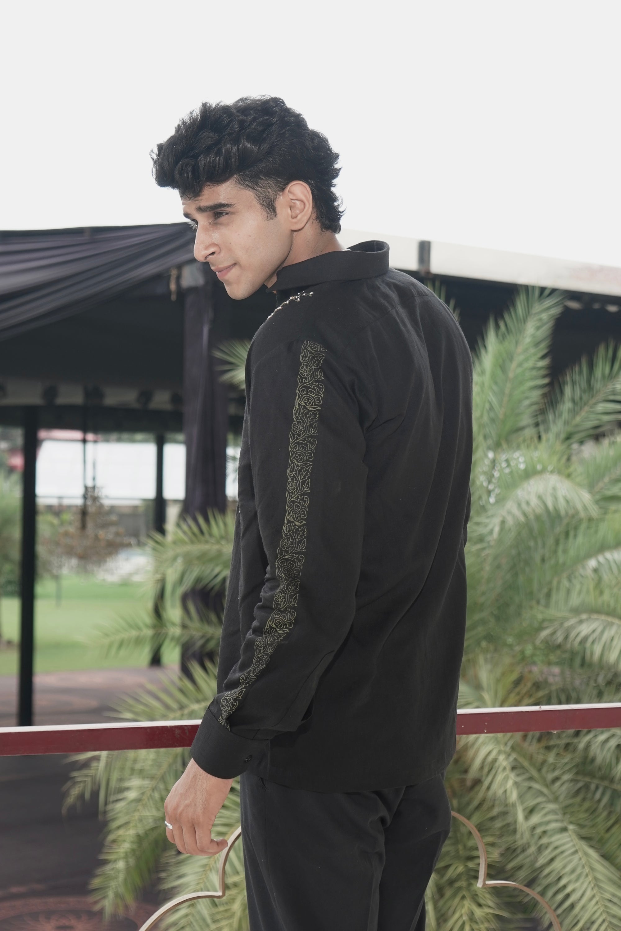 BLACK DAISY SHIRT